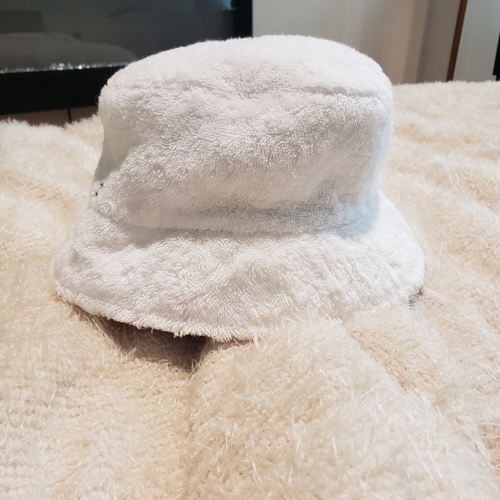 White Chanel bucket hat - Picture 3 of 9